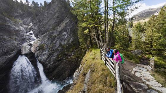 Familienabenteuer an Wasserfällen und Bächen Familienabenteuer an Wasserfällen und Bächen
