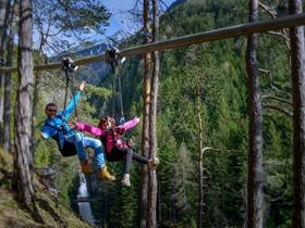 www.fly-line-wasserfall.eu Das Familienhotel nahe den Dolomiten mit besonderem Charakter