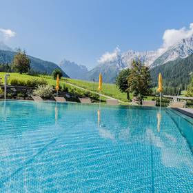 Unser Familienhotel in Sexten, euer Urlaubszuhause in den Dolomiten Unser Familienhotel in Sexten, euer Urlaubszuhause in den Dolomiten
