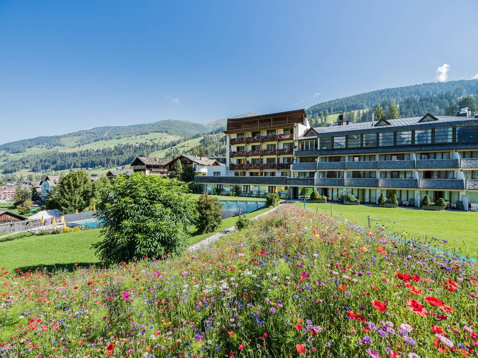 Unser Familienhotel in Sexten, euer Urlaubszuhause in den Dolomiten Unser Familienhotel in Sexten, euer Urlaubszuhause in den Dolomiten