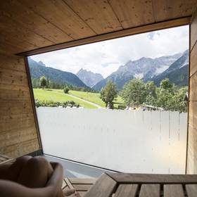 Unser Familienhotel in Sexten, euer Urlaubszuhause in den Dolomiten Unser Familienhotel in Sexten, euer Urlaubszuhause in den Dolomiten